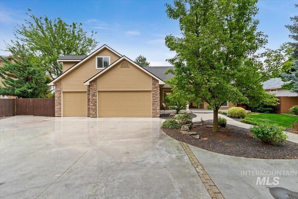 Photo of 1420 W Powder Ct, Eagle, ID 83616 (MLS # 98986236)