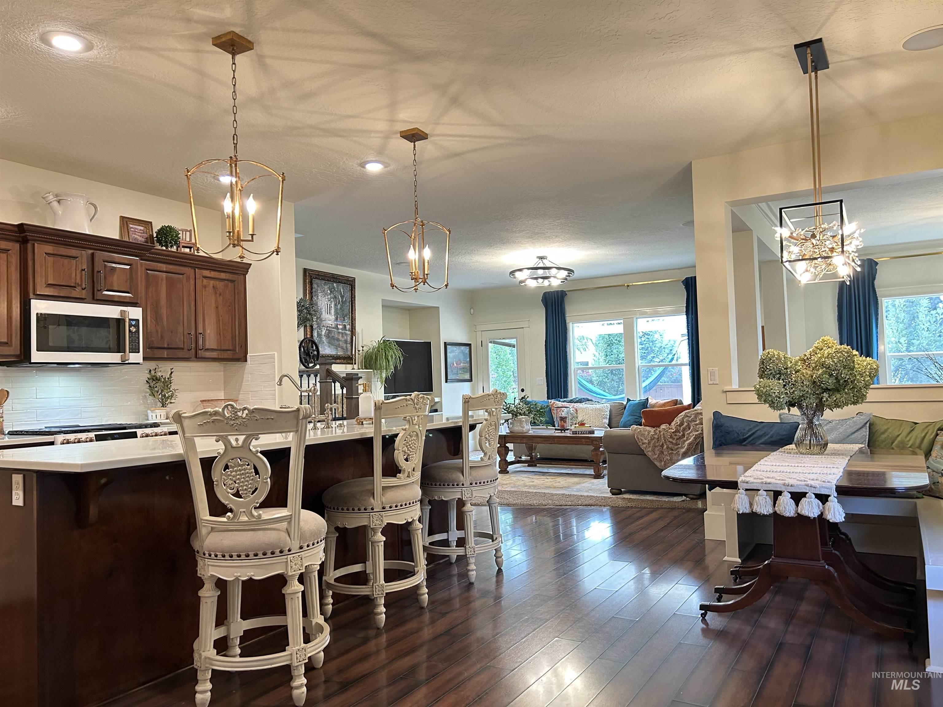 905 N Seneca Springs Way