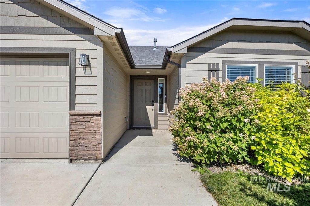 Photo of 317 Cliff Swallow Ave, Caldwell, ID 83605 (MLS # 98971102)