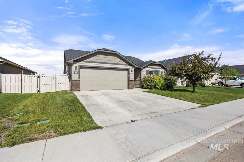 Photo of 317 Cliff Swallow Ave, Caldwell, ID 83605 (MLS # 98971102)