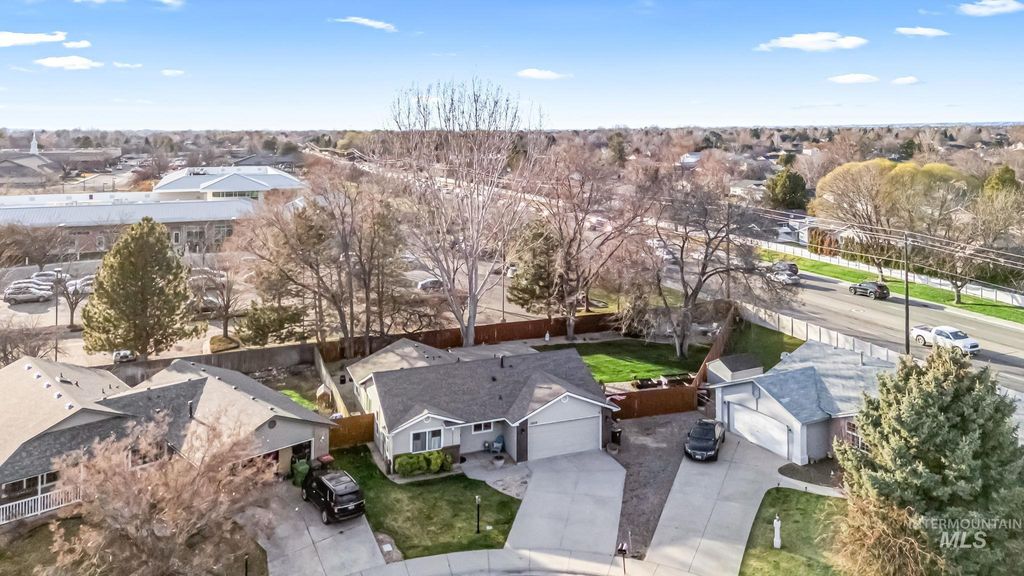 Photo of 2828 W Leroy Ct, Meridian, ID 83642 (MLS # 98977029)