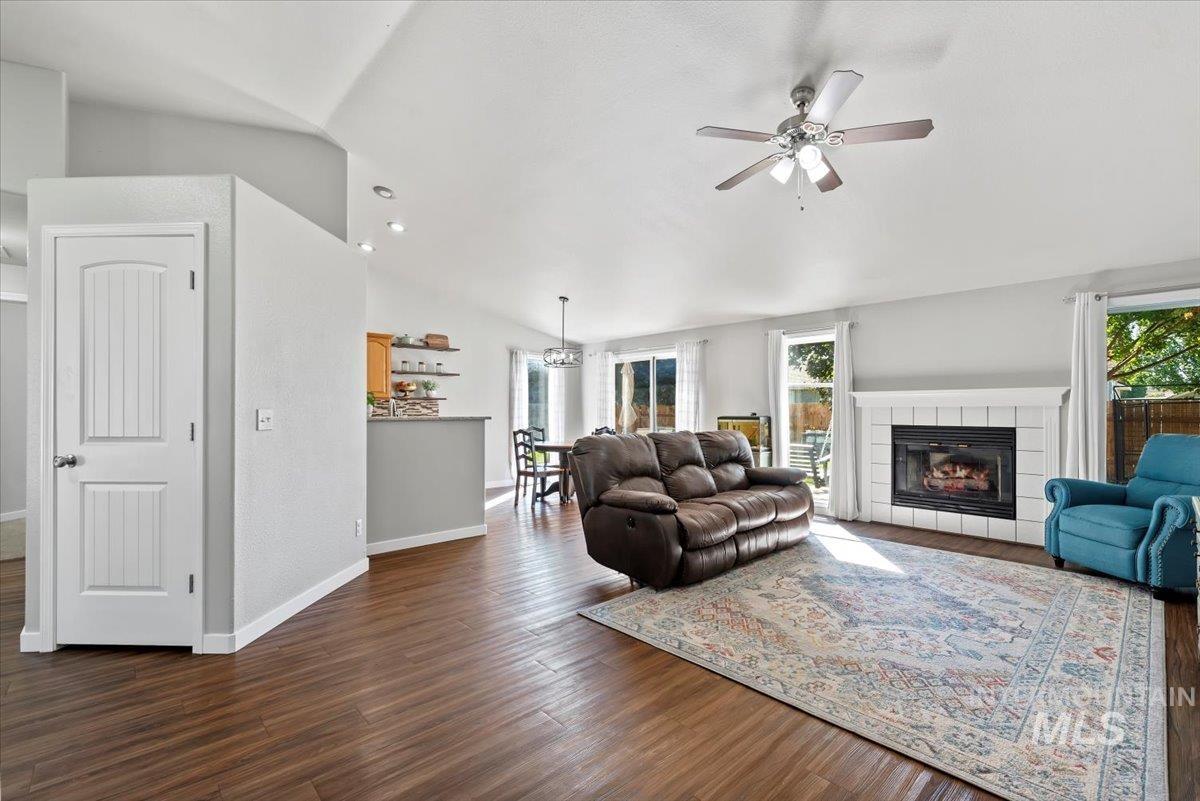 2905 W Elk Stream St