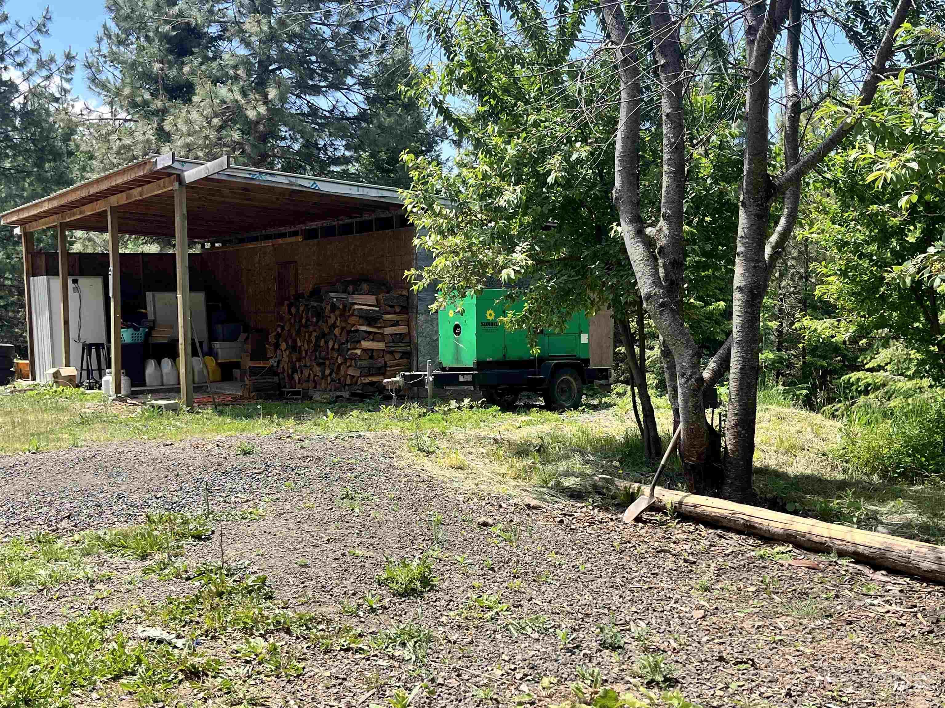 View of yard with an outbuilding