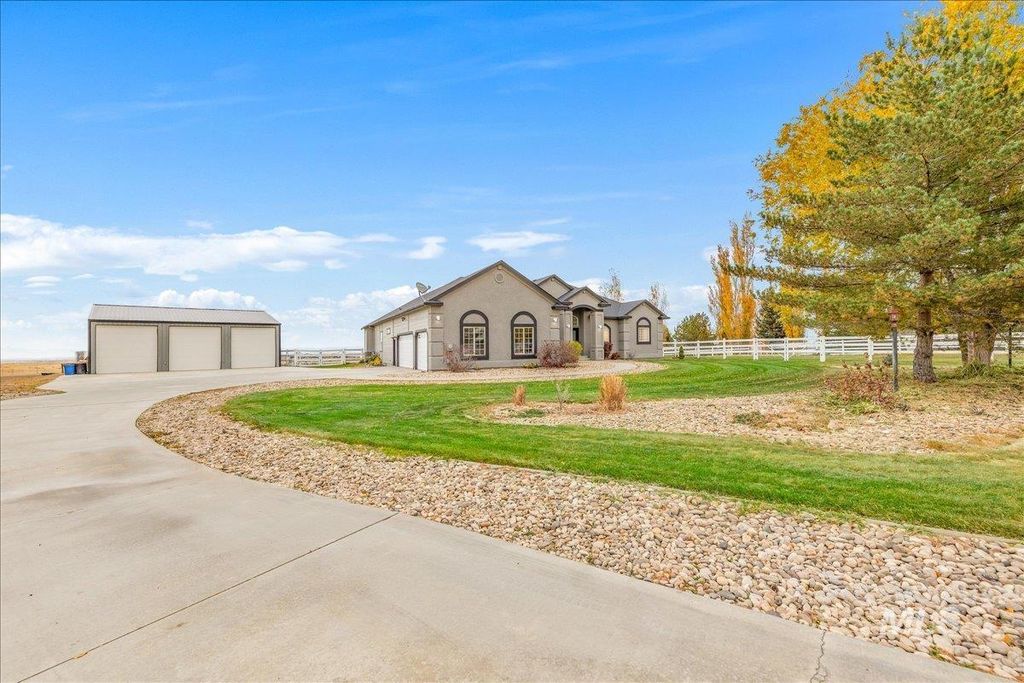 Photo of 13228 Crescent Dr, Nampa, ID 83686 (MLS # 98966358)
