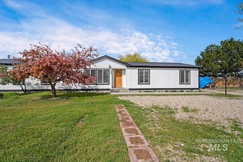 Photo of 5863 3rd Ave, Nampa, ID 83686 (MLS # 98982626)