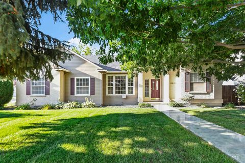 Photo of 2689 E Timberland Dr, Eagle, ID 83616 (MLS # 98959836)