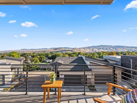 Photo of 1251 E Echelon Ridge Lane, Boise, ID 83716 (MLS # 98962983)