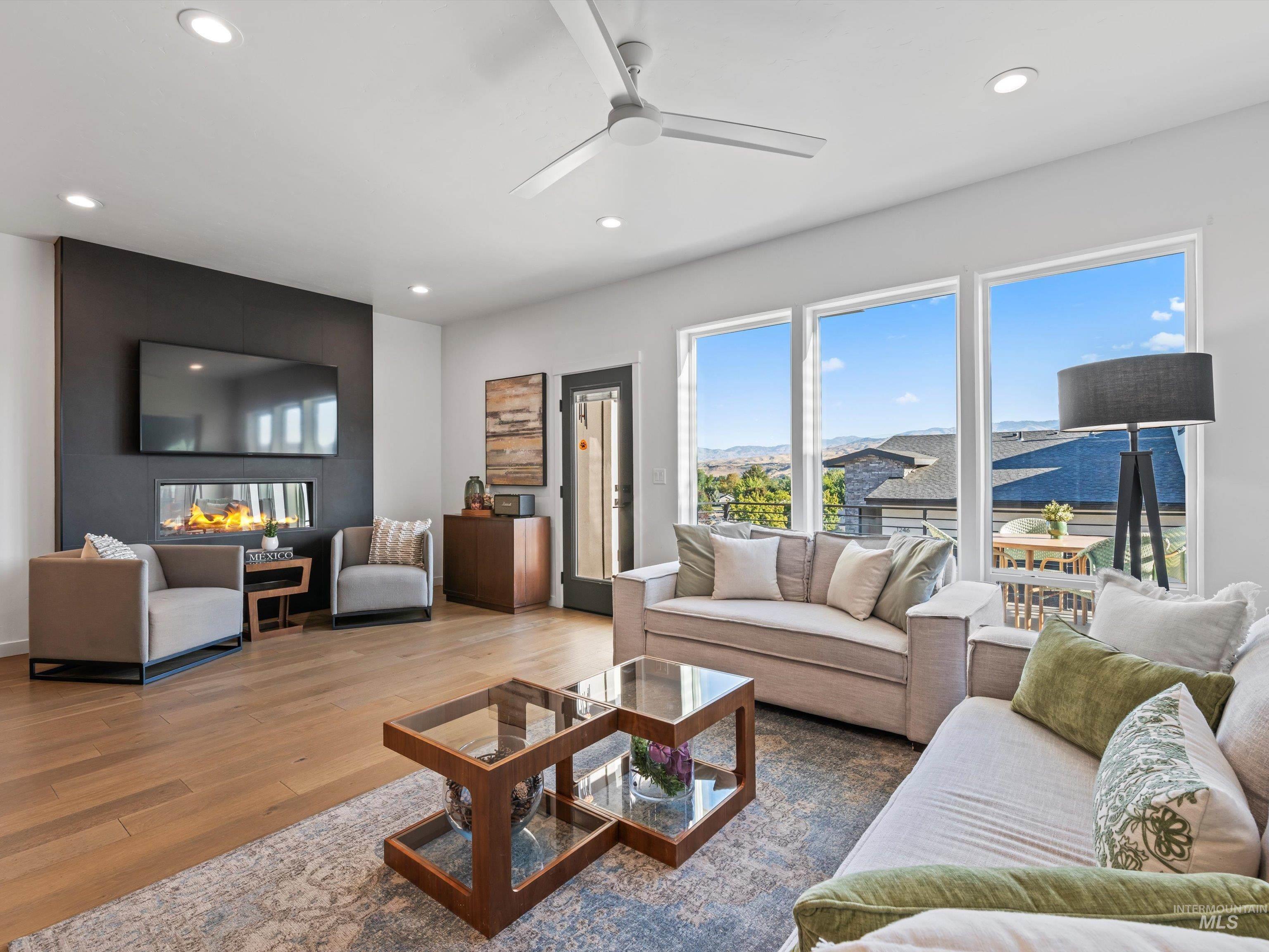 Livingroom City Views