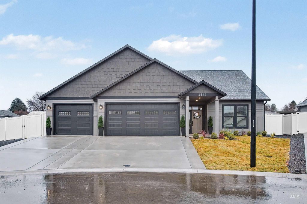 Photo of 3213 Blackhawk Crt Ct, Lewiston, ID 83501 (MLS # 98978000)