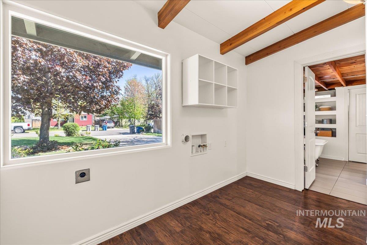 Boise, Idaho 83706, United States, 4 Bedrooms Bedrooms, ,3 BathroomsBathrooms,Residential,Active,120187