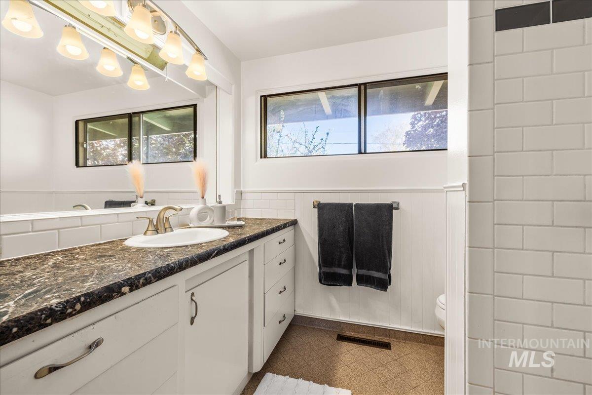 Boise, Idaho 83706, United States, 4 Bedrooms Bedrooms, ,3 BathroomsBathrooms,Residential,Active,120187