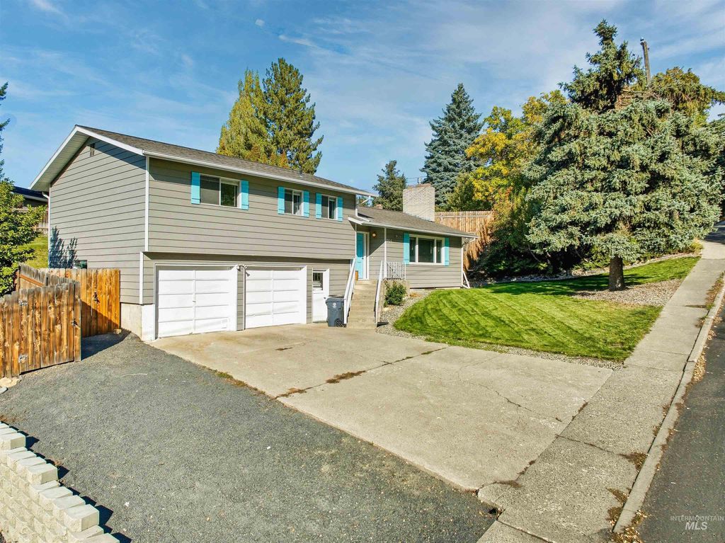Photo of 914 E F St, Moscow, ID 83843 (MLS # 98964863)