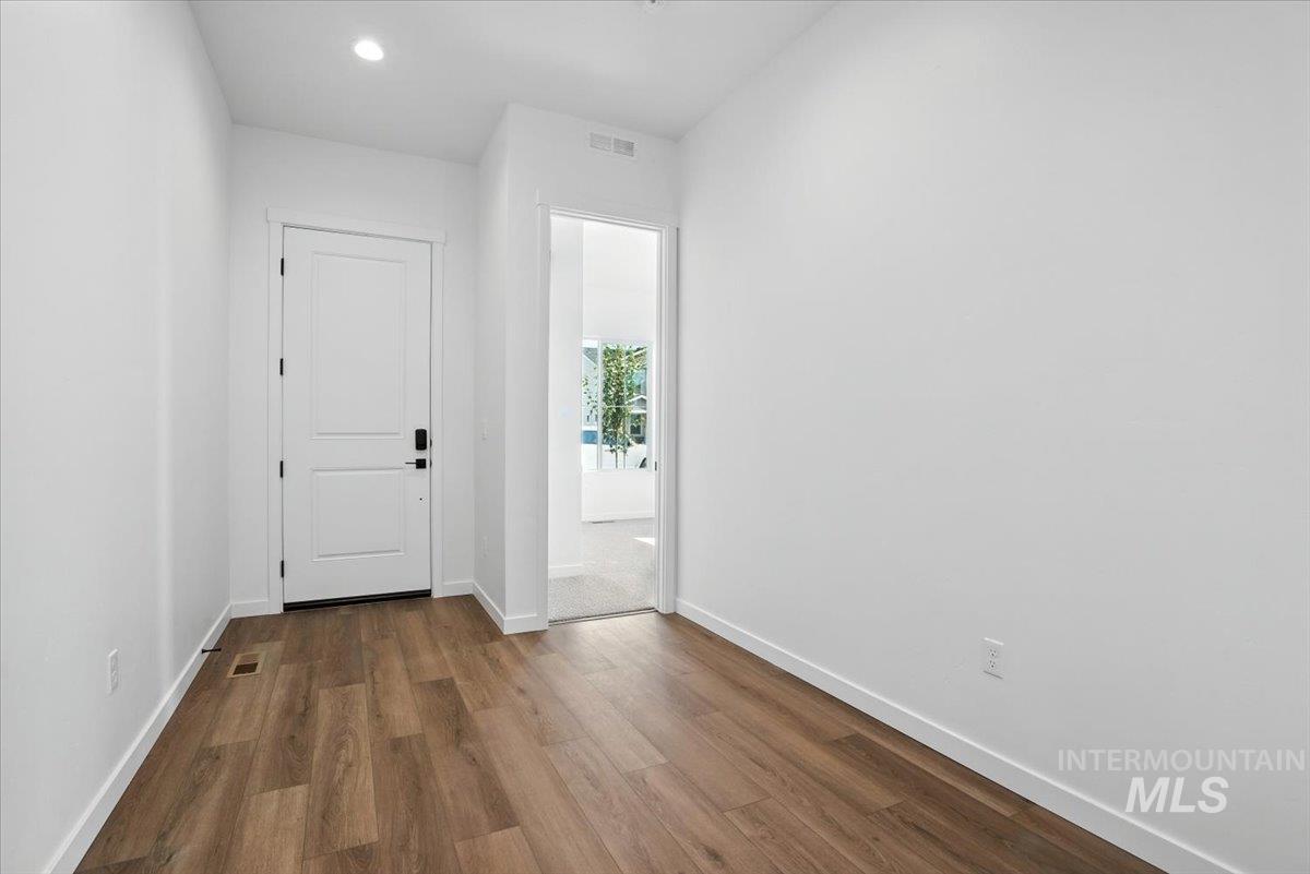 1375 White Cliffs St