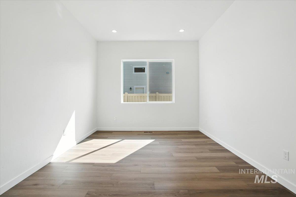 1375 White Cliffs St