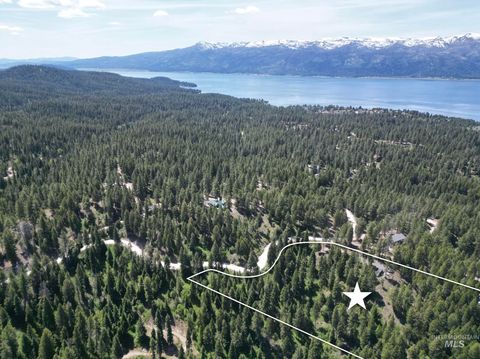 Photo of 1584 Crown Point Pkwy, Cascade, ID 83611 (MLS # 98987186)