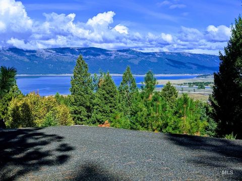 Photo of 1584 Crown Point Pkwy, Cascade, ID 83611 (MLS # 98987186)