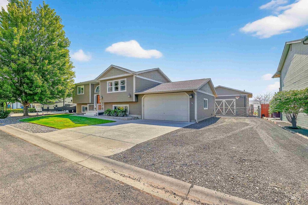 Photo of 1810 Birch Drive, Lewiston, ID 83501 (MLS # 98960636)