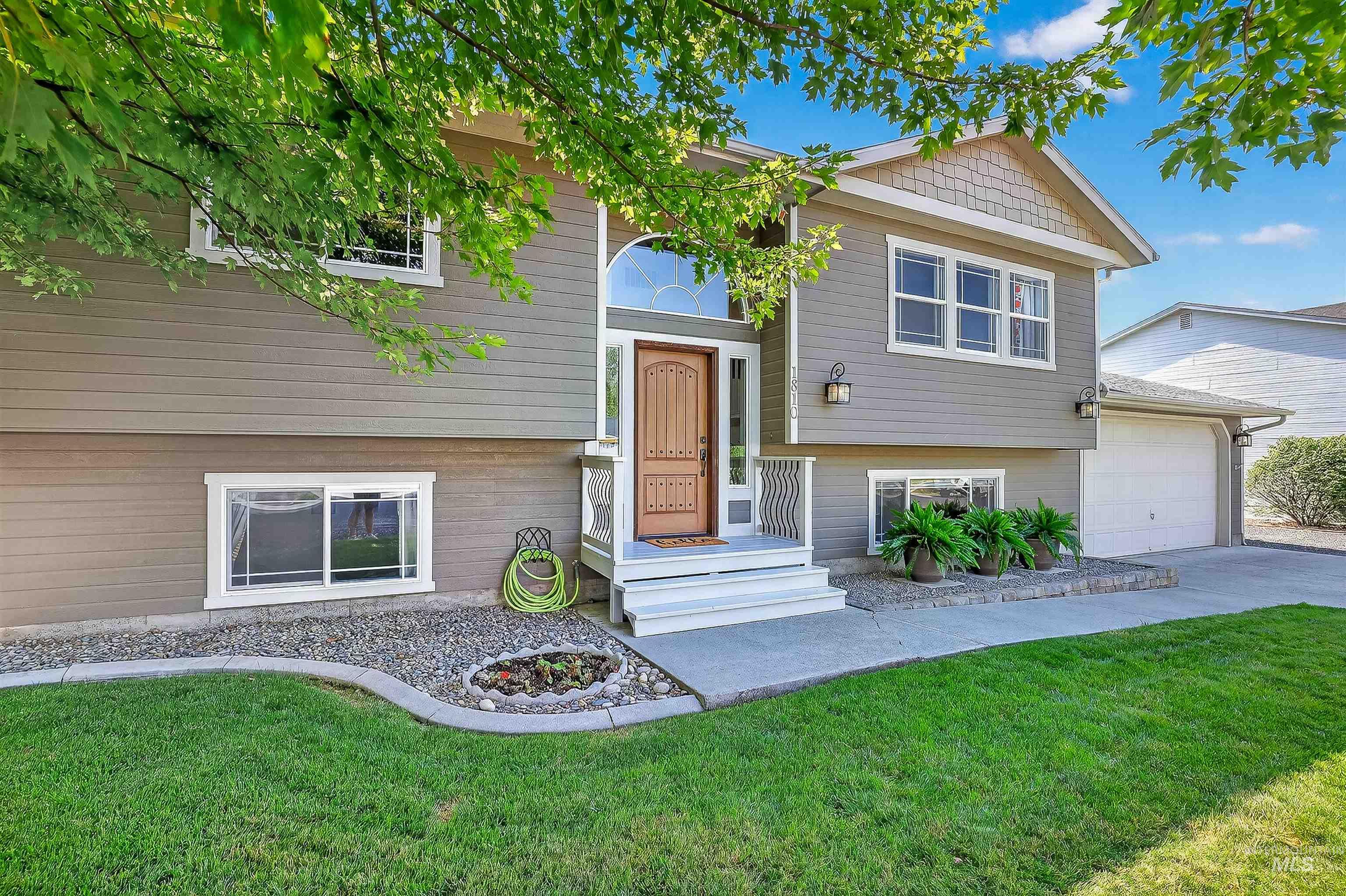 Bi-level home featuring a front lawn and an attached garage
