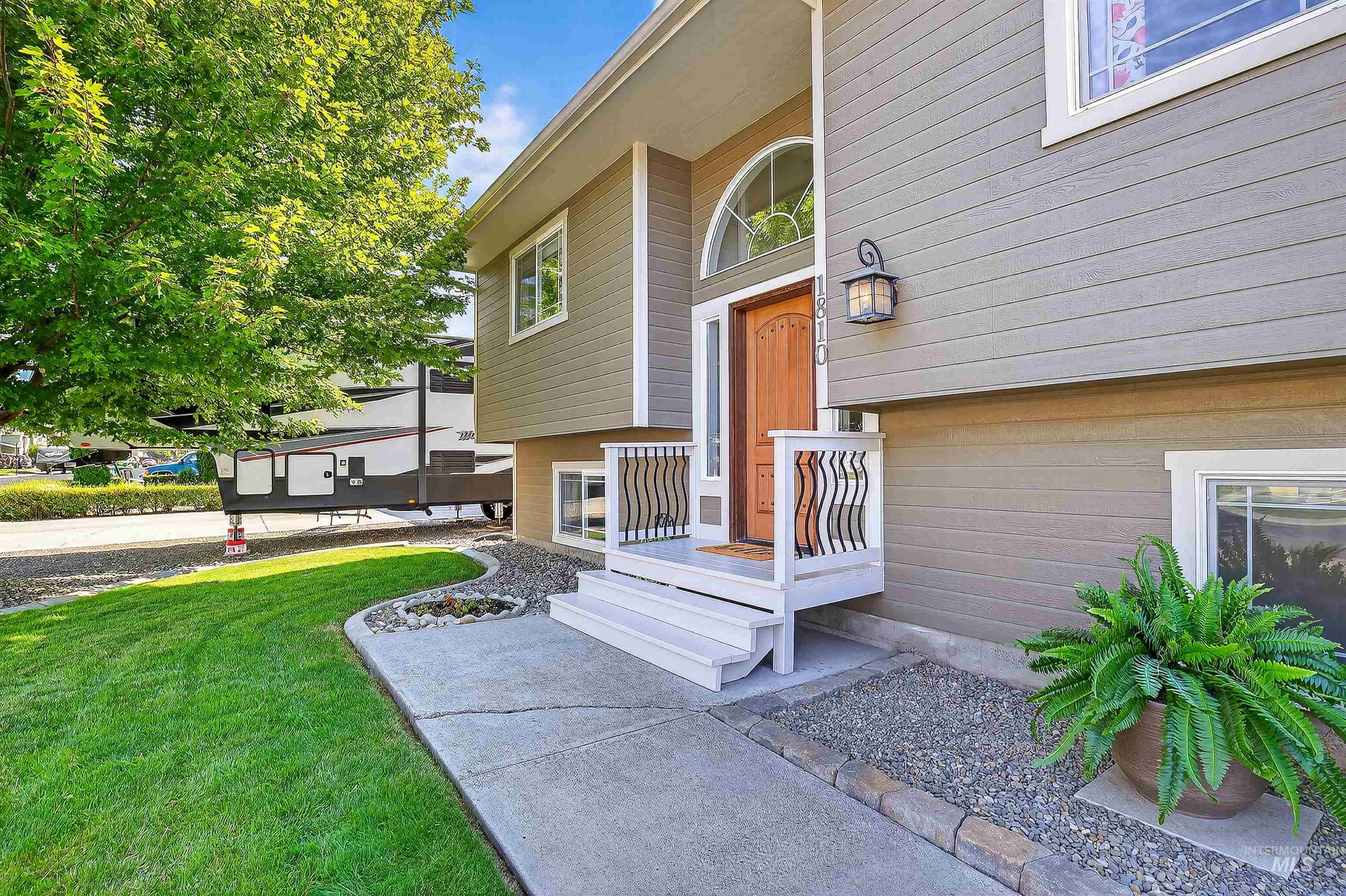 Property entrance featuring a yard
