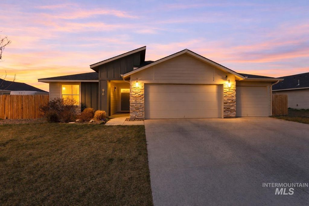 Photo of 910 SW Miner St, Mountain Home, ID 83647 (MLS # 98978478)