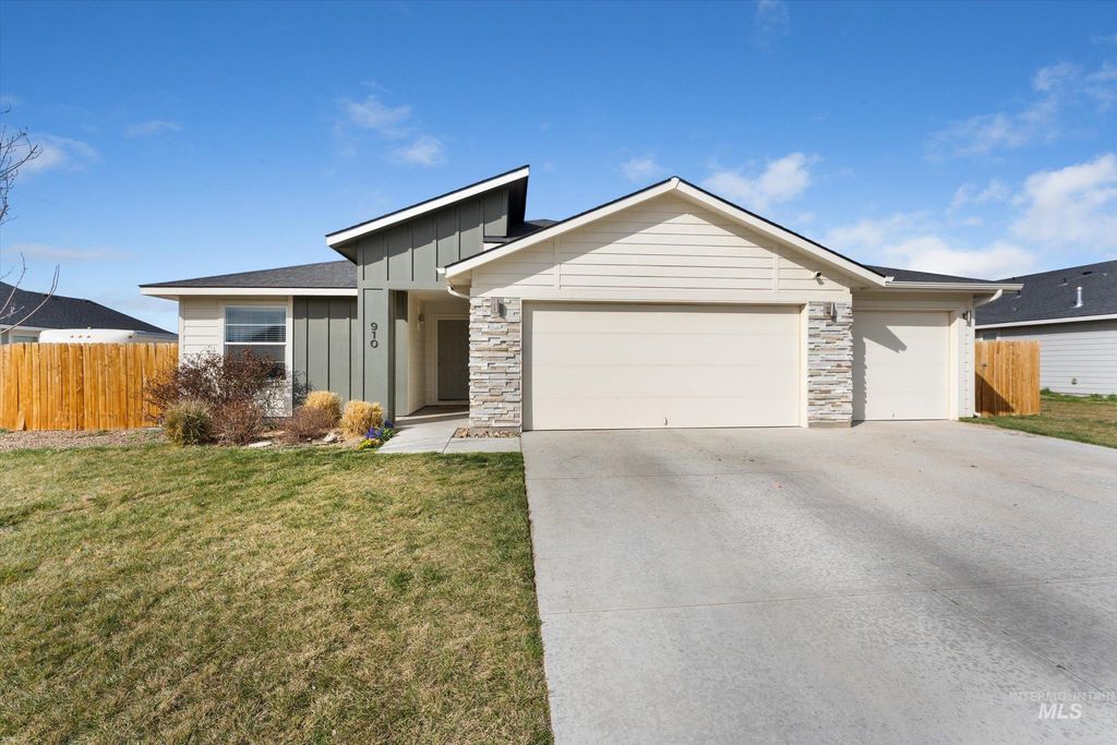 Photo of 910 SW Miner St, Mountain Home, ID 83647 (MLS # 98978478)