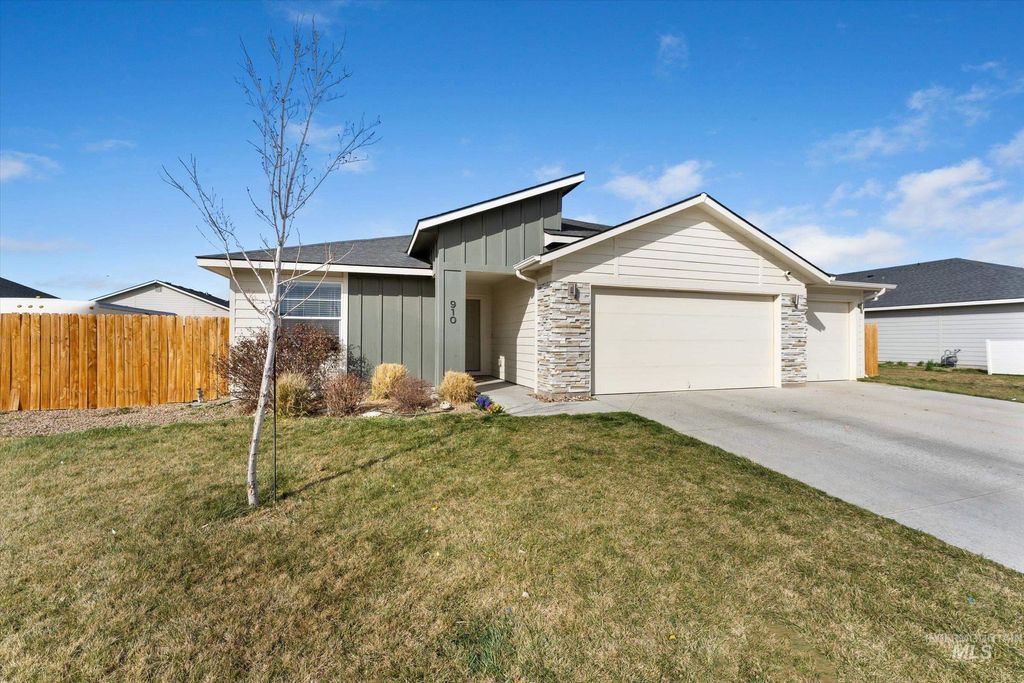 Photo of 910 SW Miner St, Mountain Home, ID 83647 (MLS # 98978478)