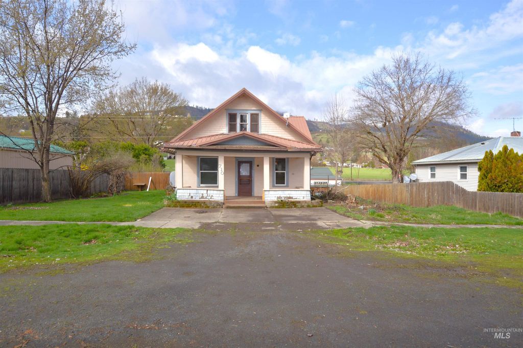 Photo of 710 Maple St, Kamiah, ID 83536 (MLS # 98941544)