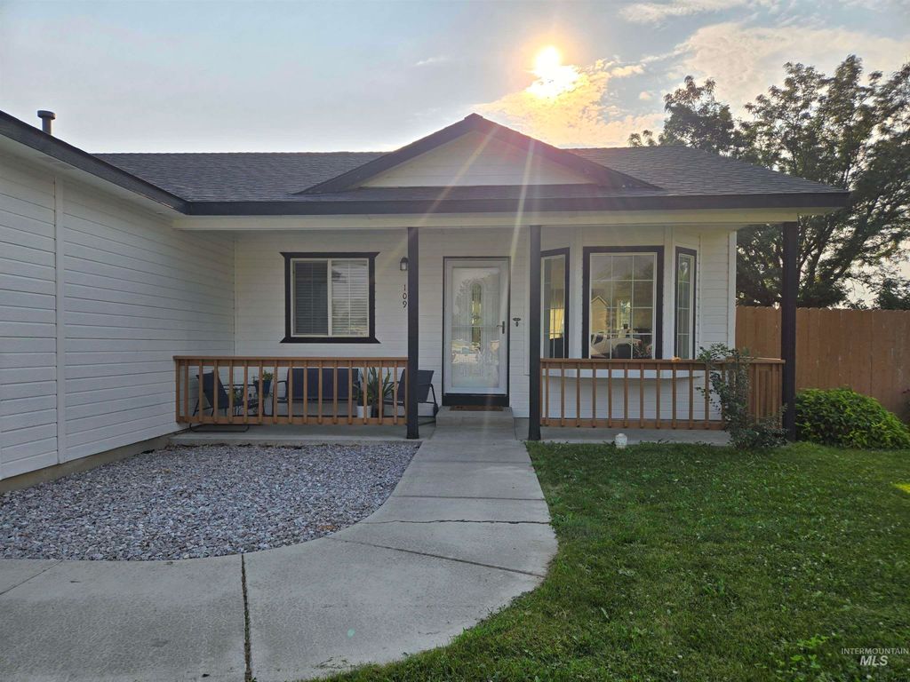 Photo of 109 Rose Petal Ct, Wilder, ID 83676 (MLS # 98995088)