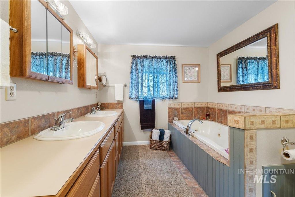 Photo of 712 Sw 4th St, Fruitland, ID 83660 (MLS # 98950309)