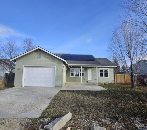 Photo of 930 W 4th Street, Fairfield, ID 83327 (MLS # 98970585)