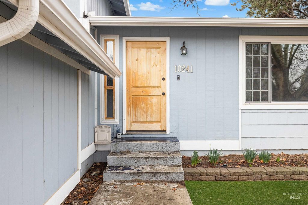 Photo of 10241 W Guinevere Dr, Boise, ID 83704 (MLS # 98975963)
