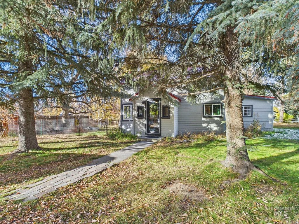 Photo of 913 W 1st St, Fairfield, ID 83327 (MLS # 98966291)