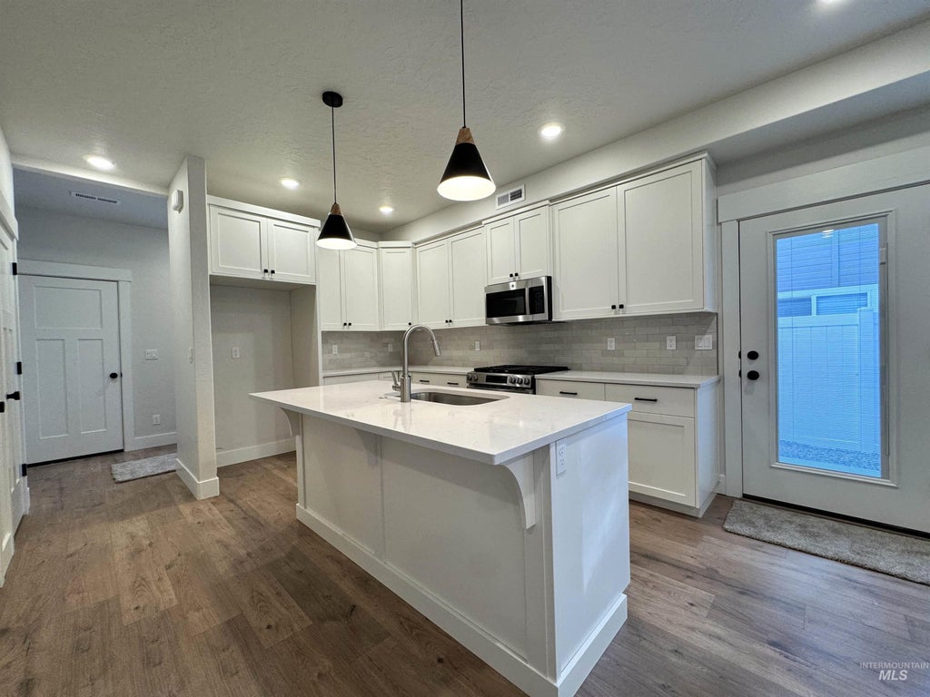Photo of 106 NE 3rd St #End Unit, Fruitland, ID 83619 (MLS # 98998192)