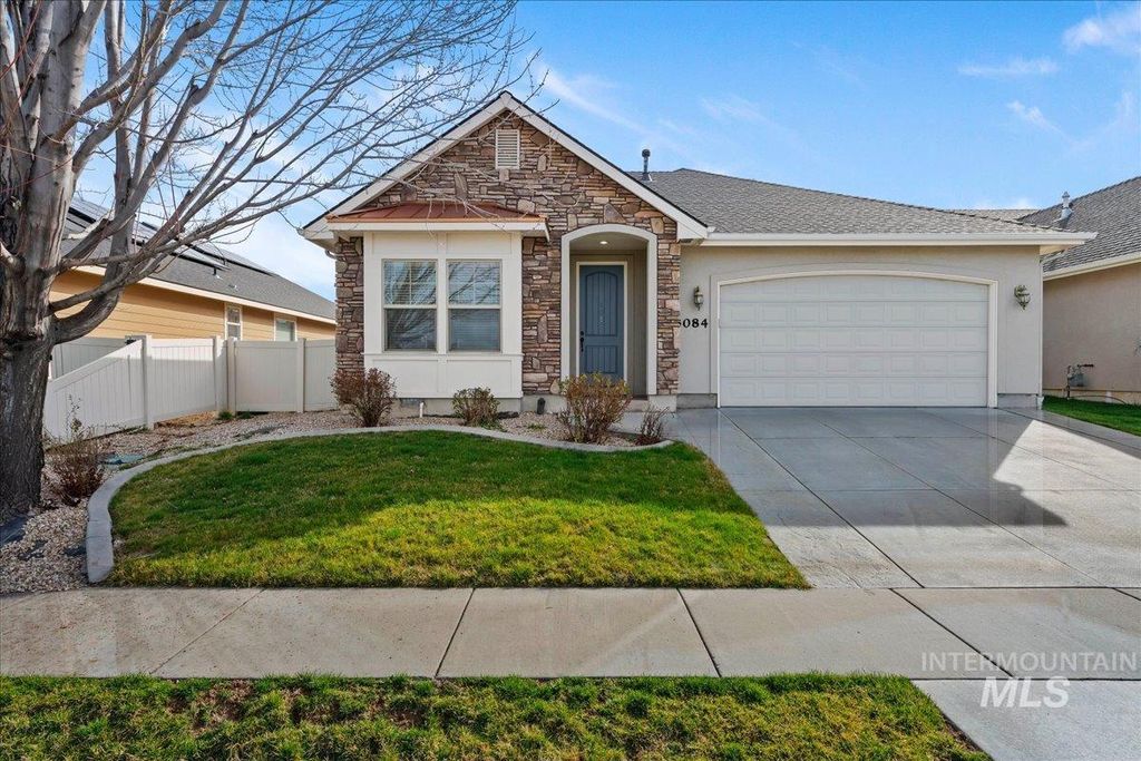 Photo of 3084 N Fairglen Ave, Meridian, ID 83646 (MLS # 98976602)