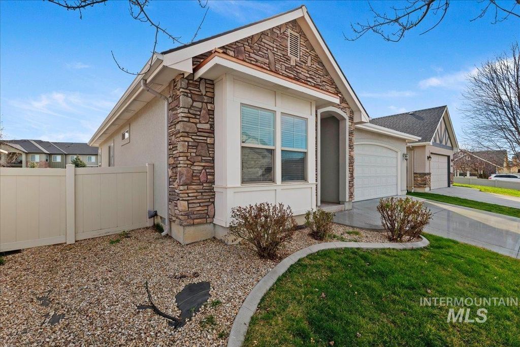 Photo of 3084 N Fairglen Ave, Meridian, ID 83646 (MLS # 98976602)