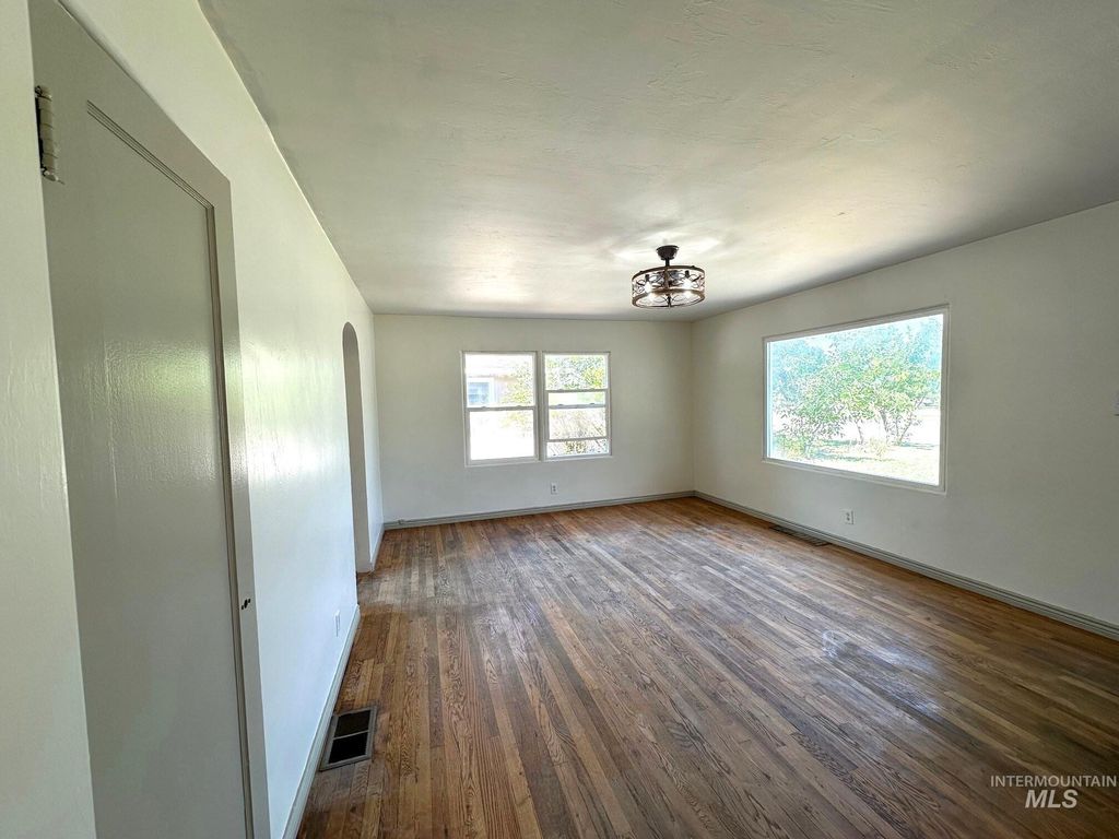 Photo of 264 SW 10th Avenue, Ontario, OR 97914 (MLS # 98986534)