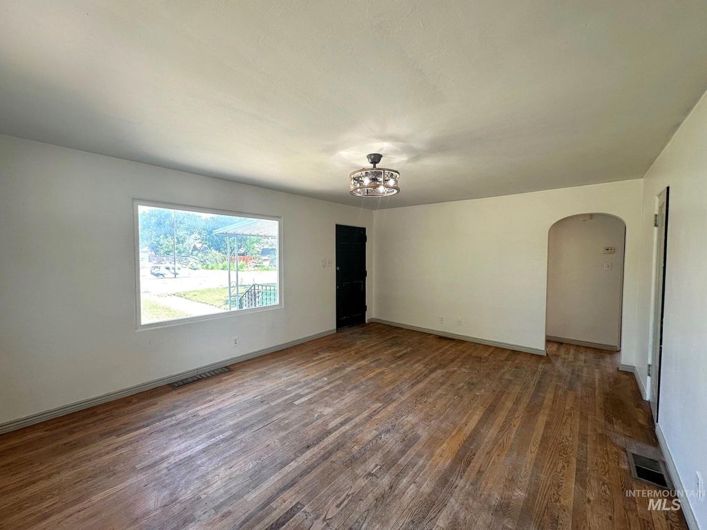 Photo of 264 SW 10th Avenue, Ontario, OR 97914 (MLS # 98986534)