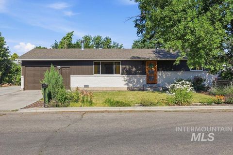 Photo of 2117 N Raymond St, Boise, ID 83704 (MLS # 98991638)