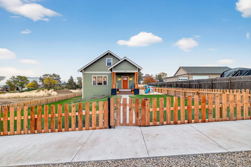 Photo of 425 27th St, Lewiston, ID 83501 (MLS # 98966712)