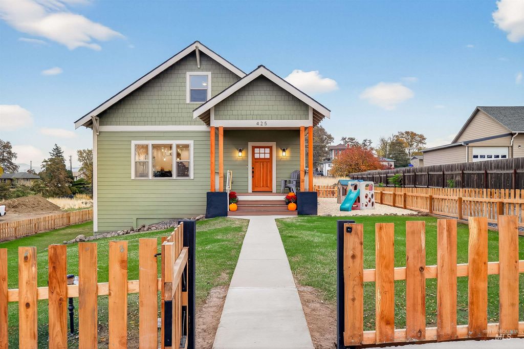 Photo of 425 27th St, Lewiston, ID 83501 (MLS # 98966712)