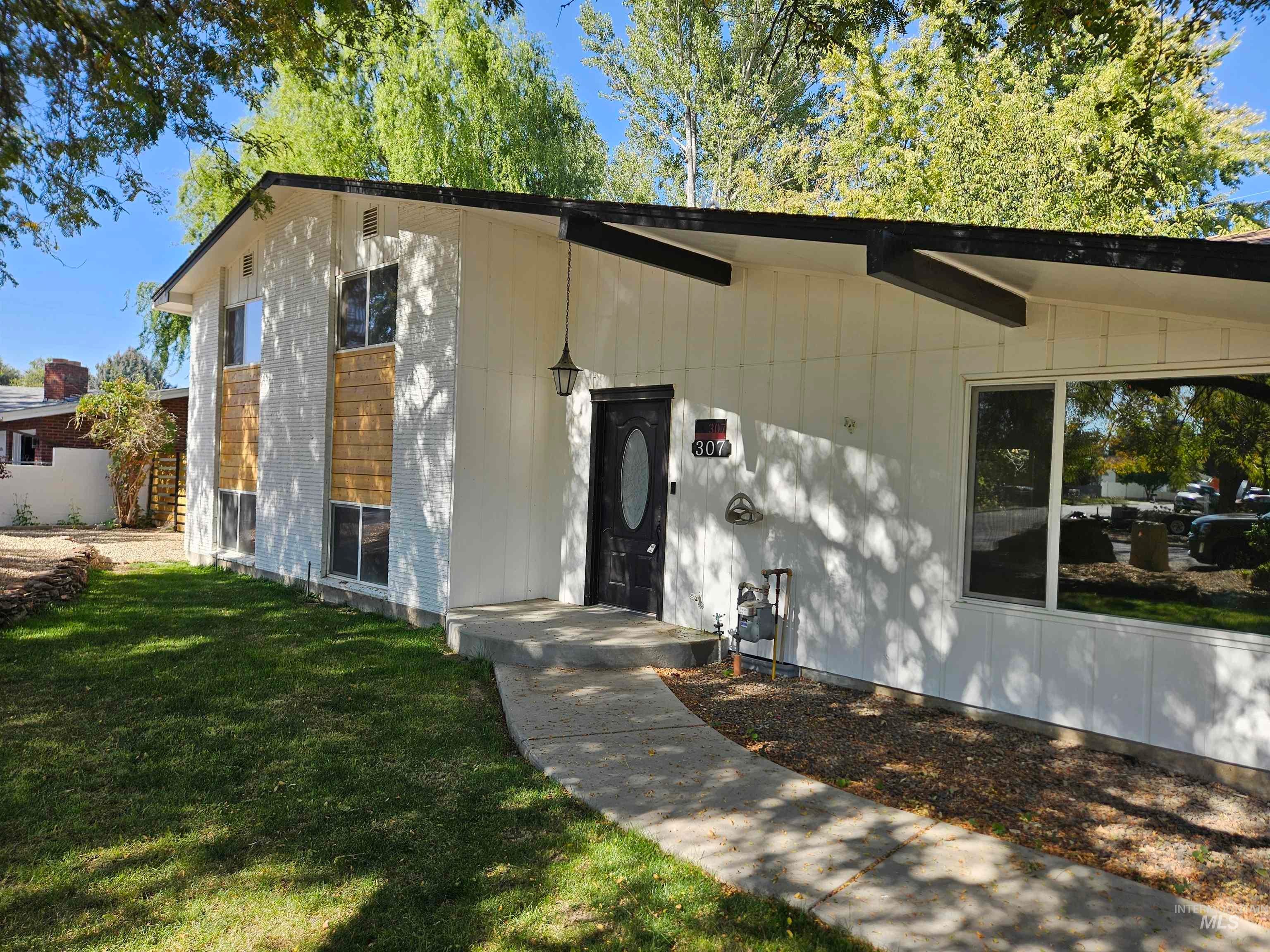 307 Windsor Dr