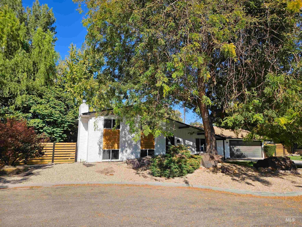 Photo of 307 Windsor Dr, Caldwell, ID 83605 (MLS # 99003415)