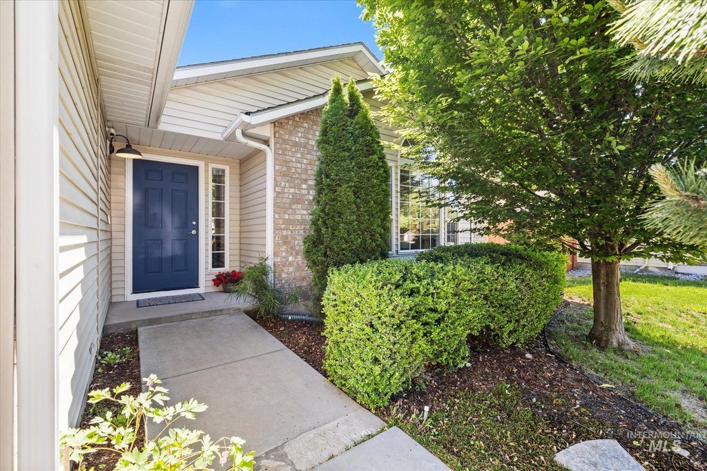 Photo of 5246 N Hertford Way, Boise, ID 83714 (MLS # 98986586)