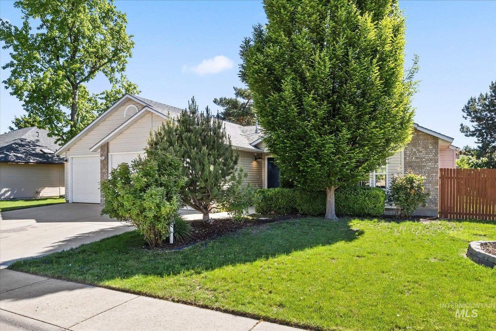 Photo of 5246 N Hertford Way, Boise, ID 83714 (MLS # 98986586)