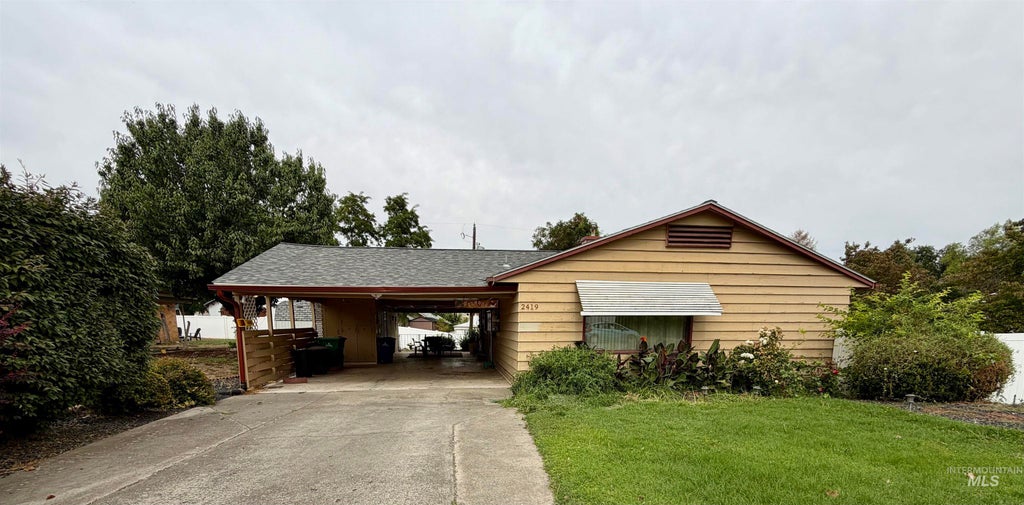 Photo of 2419 9th Ave, Lewiston, ID 83501 (MLS # 99000875)