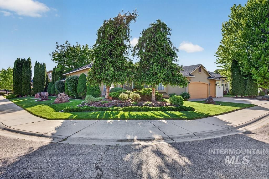 Photo of 2126 S Weimaraner Way, Meridian, ID 83642 (MLS # 98986304)