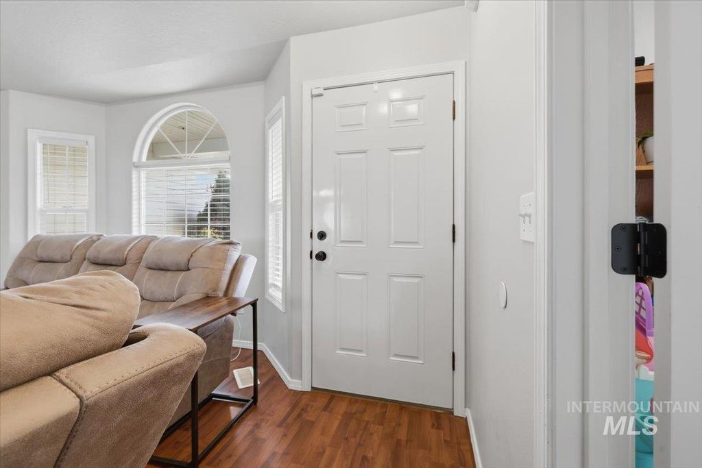 Photo of 913 W Oakmont Ave, Nampa, ID 83686 (MLS # 98978774)