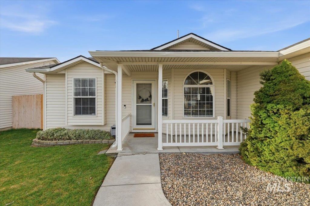 Photo of 913 W Oakmont Ave, Nampa, ID 83686 (MLS # 98978774)