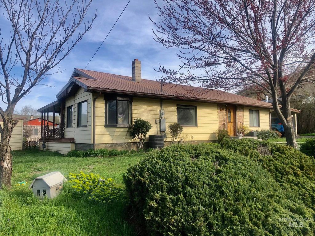 Photo of 323 Hays St, Asotin, WA 99402 (MLS # 98964313)