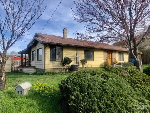 Photo of 323 Hays St, Asotin, WA 99402 (MLS # 98964313)